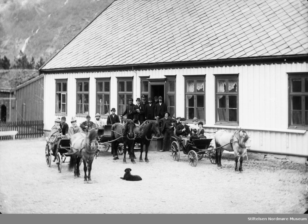 Gruppe med hestekjøretøy ved Elverhøi